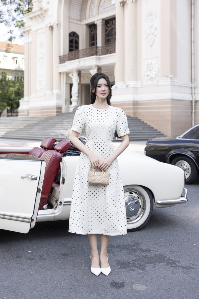 SWANLAKE | Váy Đầm Nữ Chất Vải Bố Chéo Chấm Bi Cổ Tròn Tay Ngắn Chiết Eo Đi Tiệc Công Sở D13463LW01