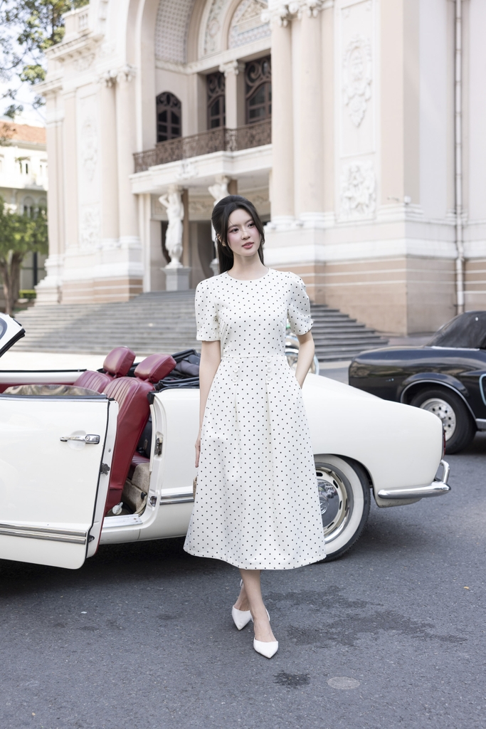 SWANLAKE | Váy Đầm Nữ Chất Vải Bố Chéo Chấm Bi Cổ Tròn Tay Ngắn Chiết Eo Đi Tiệc Công Sở D13463LW01