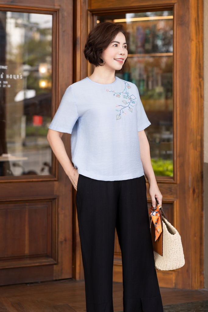 M COLLECTION | Áo Kiểu Nữ Trung Niên Tặng Mẹ, Bà Vải Lụa Thêu Hoa Hè Mát Mẻ Cổ Tròn Tay Ngắn A12296LW01