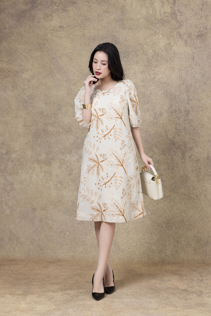 SWANLAKE | Váy Đầm Nữ Midi Phom A Tay Bí Lỡ Phồng Cổ Tròn Vải Đũi Thêu Hoa Dự Tiệc Công Sở D13292LW01