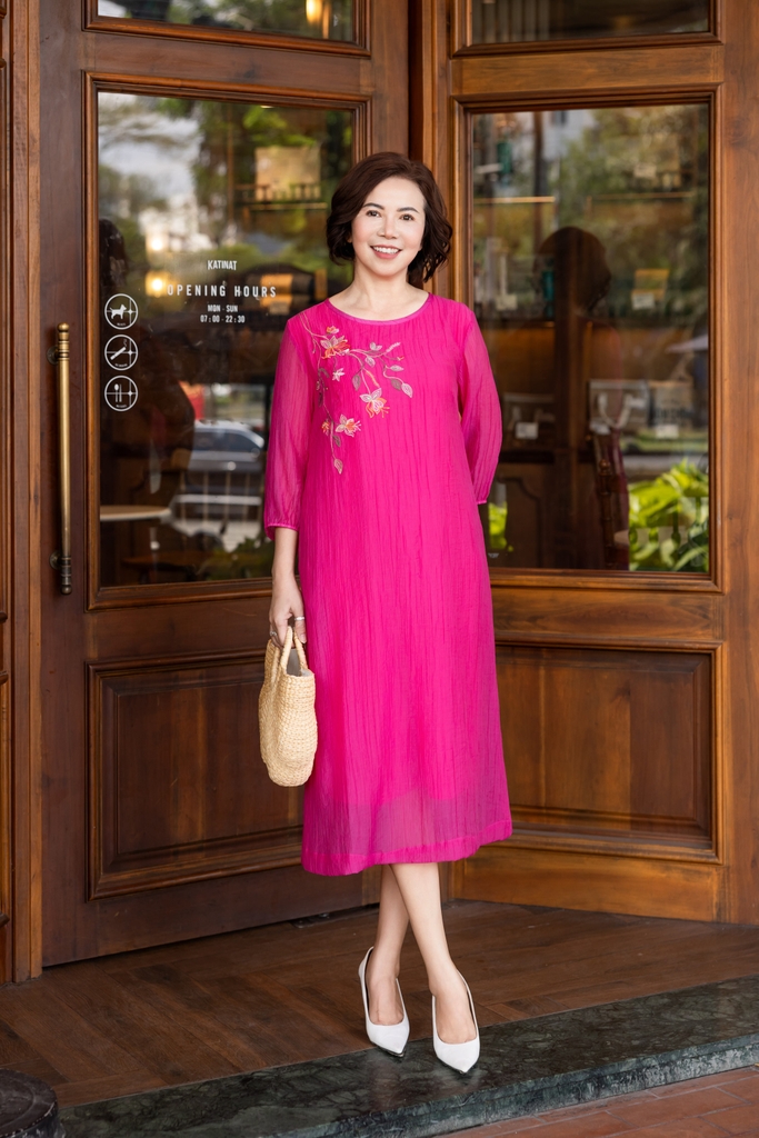 M COLLECTION | Váy Đầm Nữ Trung Niên Tặng Mẹ, Bà Suông Tơ 2 Lớp Thêu Hoa Hè Tay Lỡ Bo Chun D12317LW01