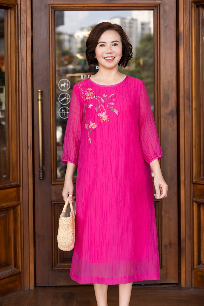 M COLLECTION | Váy Đầm Nữ Trung Niên Tặng Mẹ, Bà Suông Tơ 2 Lớp Thêu Hoa Hè Tay Lỡ Bo Chun D12317LW01