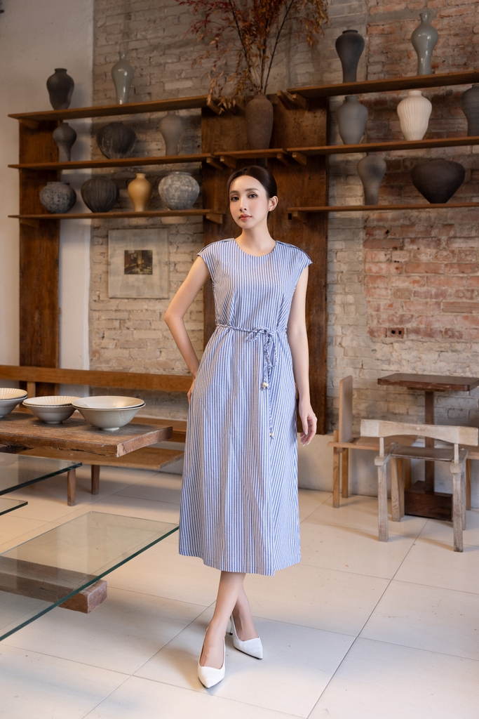 Váy Đầm Nữ Suông Vải Cotton Sọc Cổ Tròn Tay Hến Dây Thắt Eo D13641LW01
