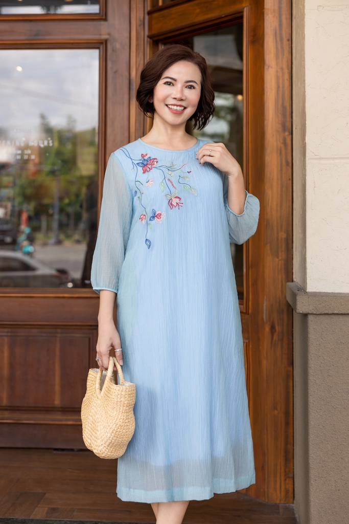 M COLLECTION | Váy Đầm Nữ Trung Niên Tặng Mẹ, Bà Suông Tơ 2 Lớp Thêu Hoa Hè Tay Lỡ Bo Chun D12317LW01