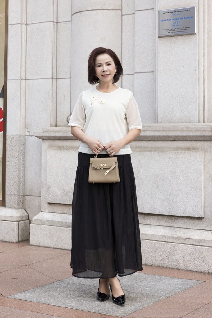 M COLLECTION | Áo Kiểu Nữ Trung Niên Tặng Mẹ Vải Thun Phối Lưới Đính Hoa 3D Cổ Tròn Tay Ngắn A12001LW01