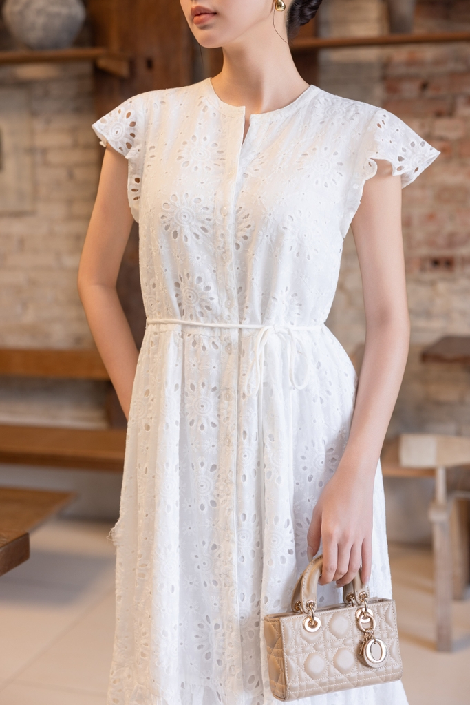 SWANLAKE | Váy Đầm Nữ Maxi Đuôi Cá Vải Cotton Thêu Đục Lỗ Cổ Trụ Cài Nút Dây Thắt Eo Công Sở D13658LW01