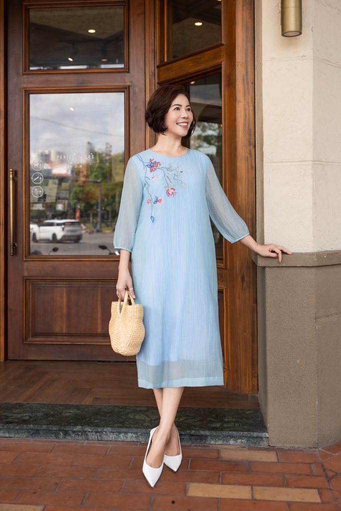 M COLLECTION | Váy Đầm Nữ Trung Niên Tặng Mẹ, Bà Suông Tơ 2 Lớp Thêu Hoa Hè Tay Lỡ Bo Chun D12317LW01