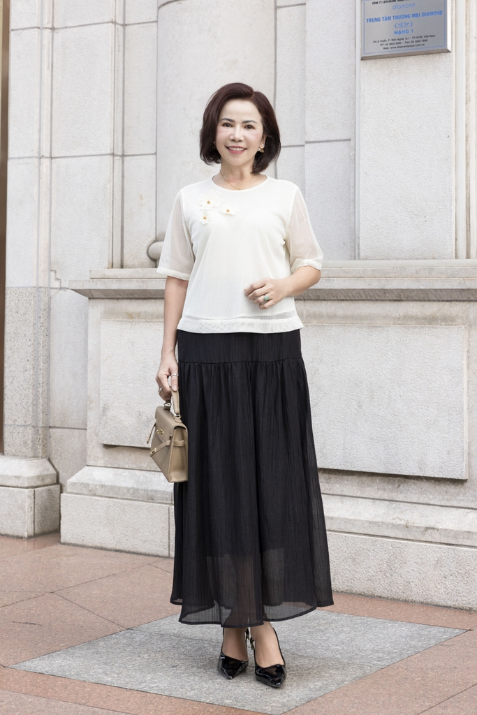 M COLLECTION | Áo Kiểu Nữ Trung Niên Tặng Mẹ Vải Thun Phối Lưới Đính Hoa 3D Cổ Tròn Tay Ngắn A12001LW01