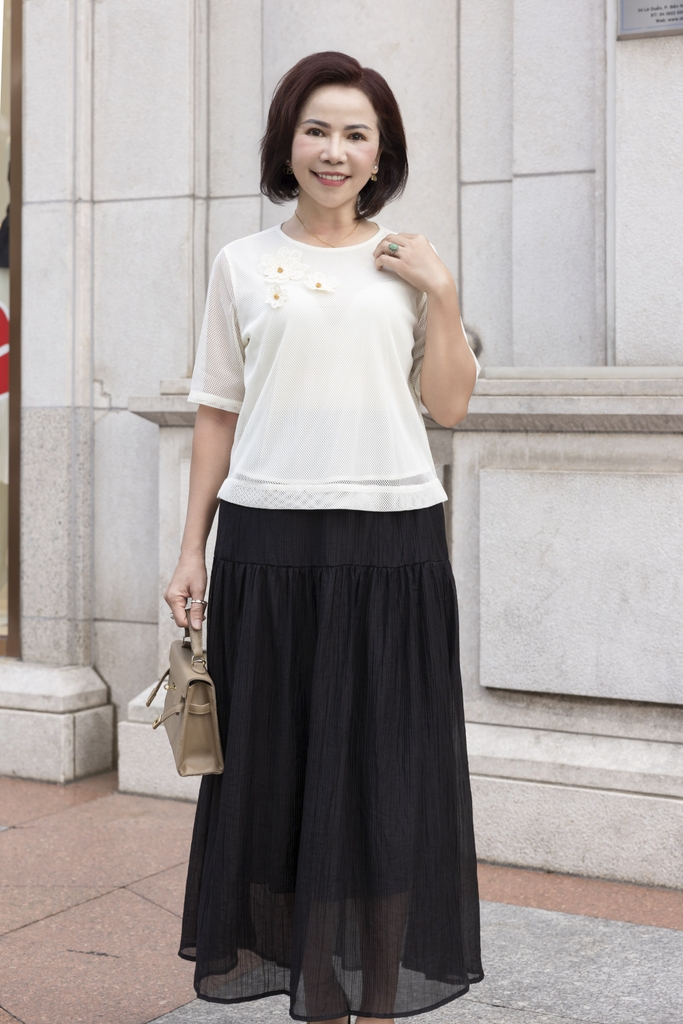 M COLLECTION | Áo Kiểu Nữ Trung Niên Tặng Mẹ Vải Thun Phối Lưới Đính Hoa 3D Cổ Tròn Tay Ngắn A12001LW01