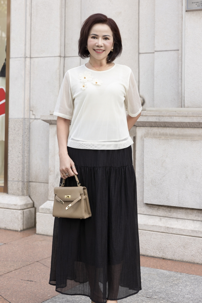 M COLLECTION | Áo Kiểu Nữ Trung Niên Tặng Mẹ Vải Thun Phối Lưới Đính Hoa 3D Cổ Tròn Tay Ngắn A12001LW01