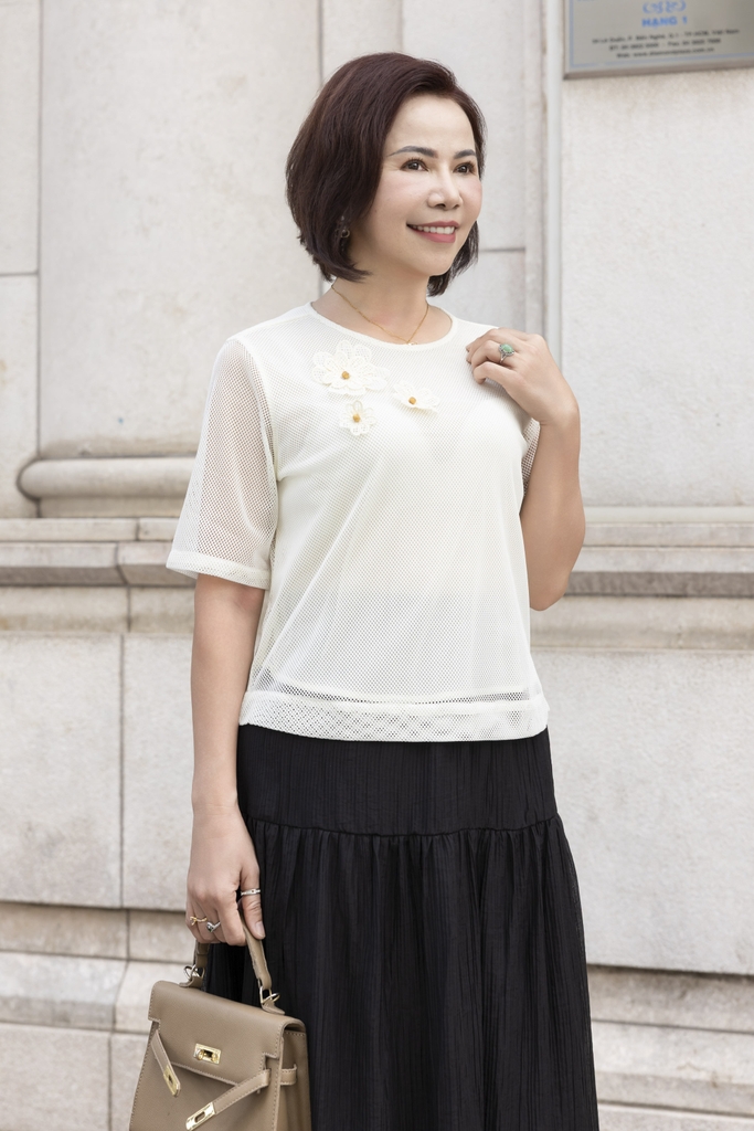 M COLLECTION | Áo Kiểu Nữ Trung Niên Tặng Mẹ Vải Thun Phối Lưới Đính Hoa 3D Cổ Tròn Tay Ngắn A12001LW01