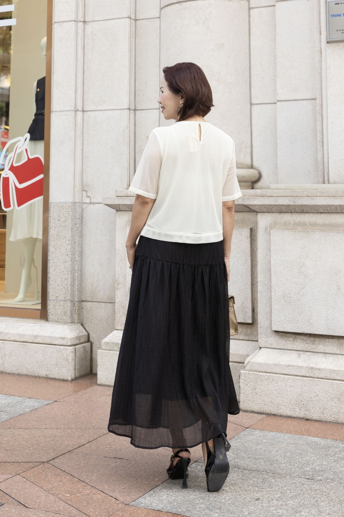 M COLLECTION | Áo Kiểu Nữ Trung Niên Tặng Mẹ Vải Thun Phối Lưới Đính Hoa 3D Cổ Tròn Tay Ngắn A12001LW01