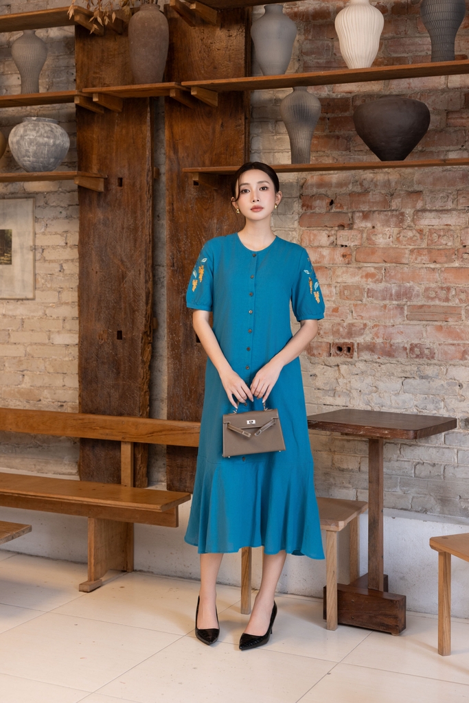 SWANLAKE | Váy Đầm Nữ Suông Đuôi Cá Vải Linen Cổ Tròn Cài Nút Tay Ngắn Thêu Hoa Công Sở D13569LW01