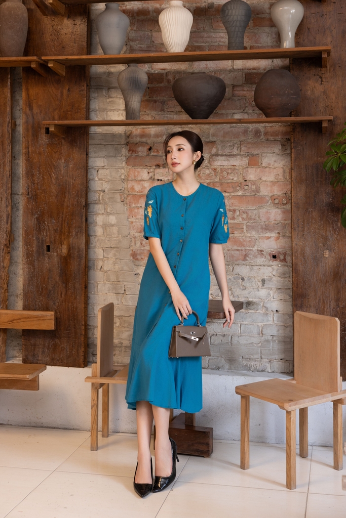SWANLAKE | Váy Đầm Nữ Suông Đuôi Cá Vải Linen Cổ Tròn Cài Nút Tay Ngắn Thêu Hoa Công Sở D13569LW01