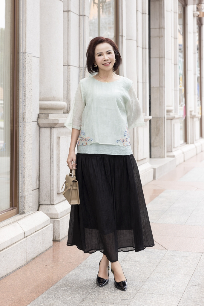 M COLLECTION | Áo Kiểu Nữ Trung Niên Tặng Mẹ, Bà Lụa Hàn Thêu Hoa 2 Lớp Cổ Tròn Tay Lỡ Xẻ Tà A12305LW01