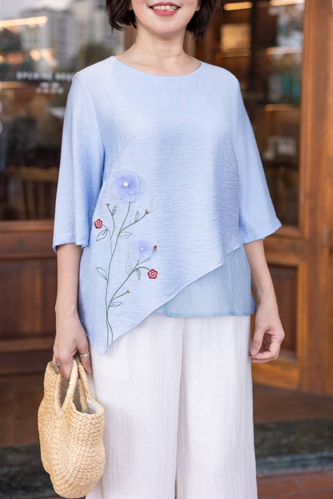 M Collection | Áo Kiểu Trung Niên Tặng Mẹ Phom Suông Lớp Ngoài Vạt Xéo Thêu Kết Hợp Đính Hoa 3D Chất Liệu Lụa Hàn - A12412LW01