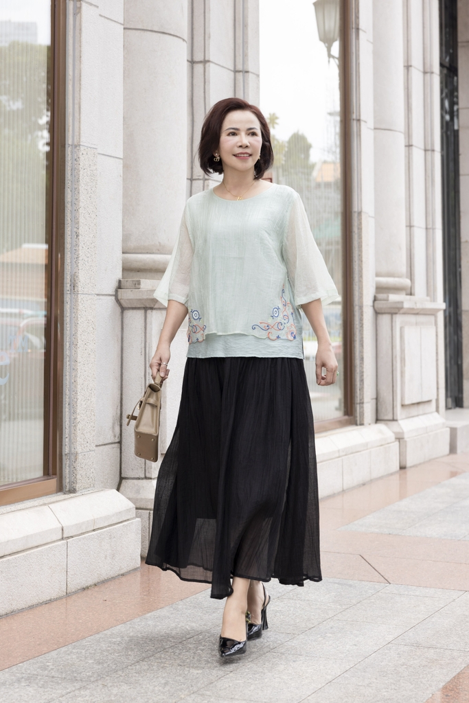 M COLLECTION | Áo Kiểu Nữ Trung Niên Tặng Mẹ, Bà Lụa Hàn Thêu Hoa 2 Lớp Cổ Tròn Tay Lỡ Xẻ Tà A12305LW01