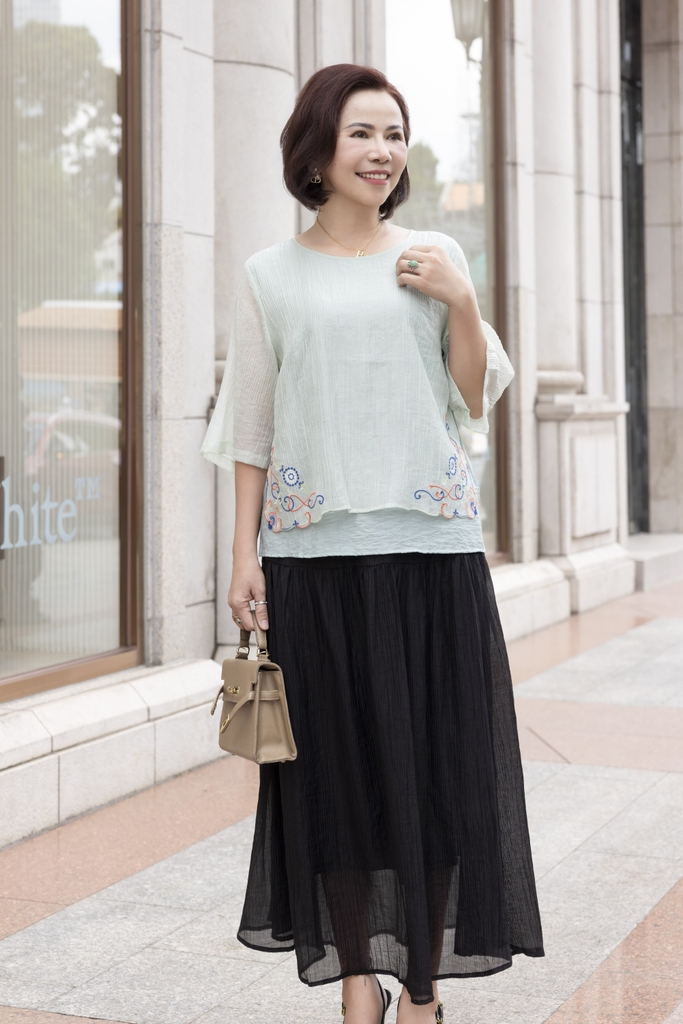 M COLLECTION | Áo Kiểu Nữ Trung Niên Tặng Mẹ, Bà Lụa Hàn Thêu Hoa 2 Lớp Cổ Tròn Tay Lỡ Xẻ Tà A12305LW01