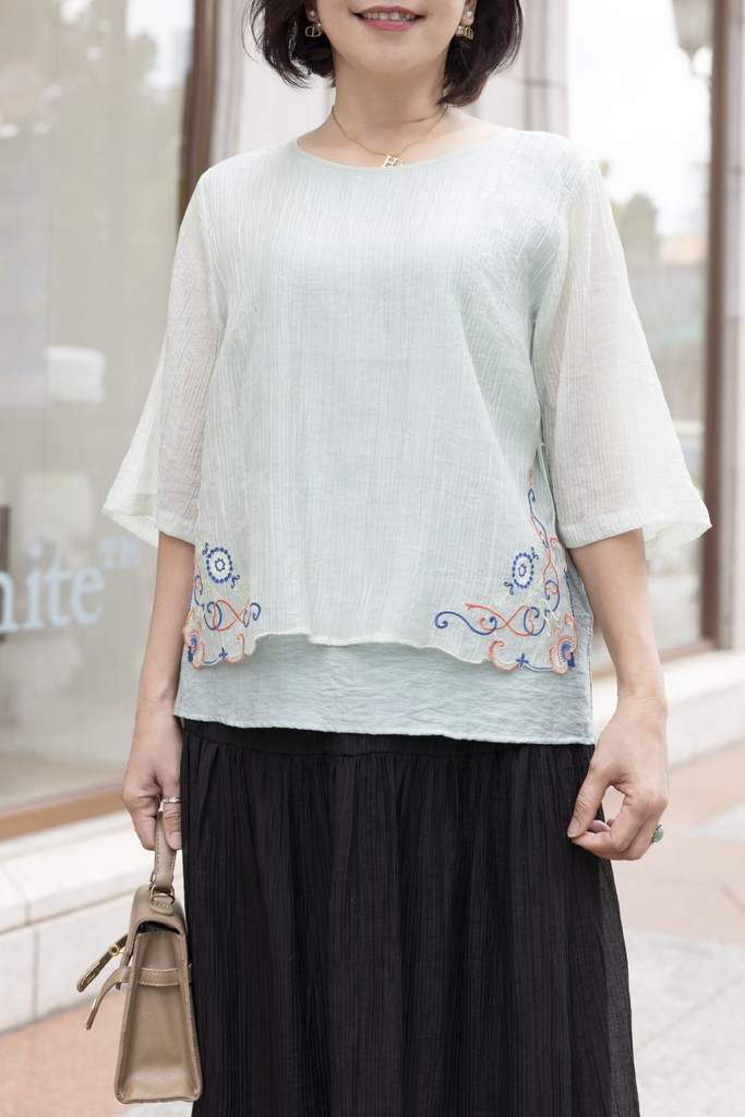 M COLLECTION | Áo Kiểu Nữ Trung Niên Tặng Mẹ, Bà Lụa Hàn Thêu Hoa 2 Lớp Cổ Tròn Tay Lỡ Xẻ Tà A12305LW01