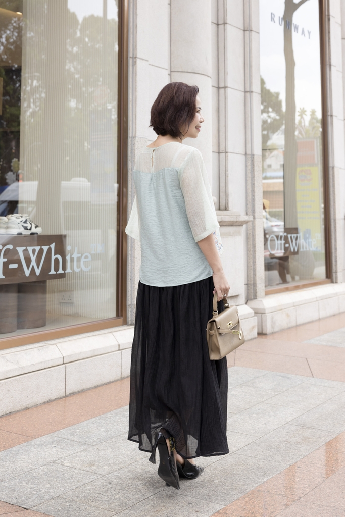 M COLLECTION | Áo Kiểu Nữ Trung Niên Tặng Mẹ, Bà Lụa Hàn Thêu Hoa 2 Lớp Cổ Tròn Tay Lỡ Xẻ Tà A12305LW01