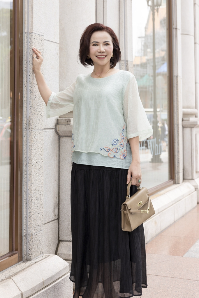 M COLLECTION | Áo Kiểu Nữ Trung Niên Tặng Mẹ, Bà Lụa Hàn Thêu Hoa 2 Lớp Cổ Tròn Tay Lỡ Xẻ Tà A12305LW01