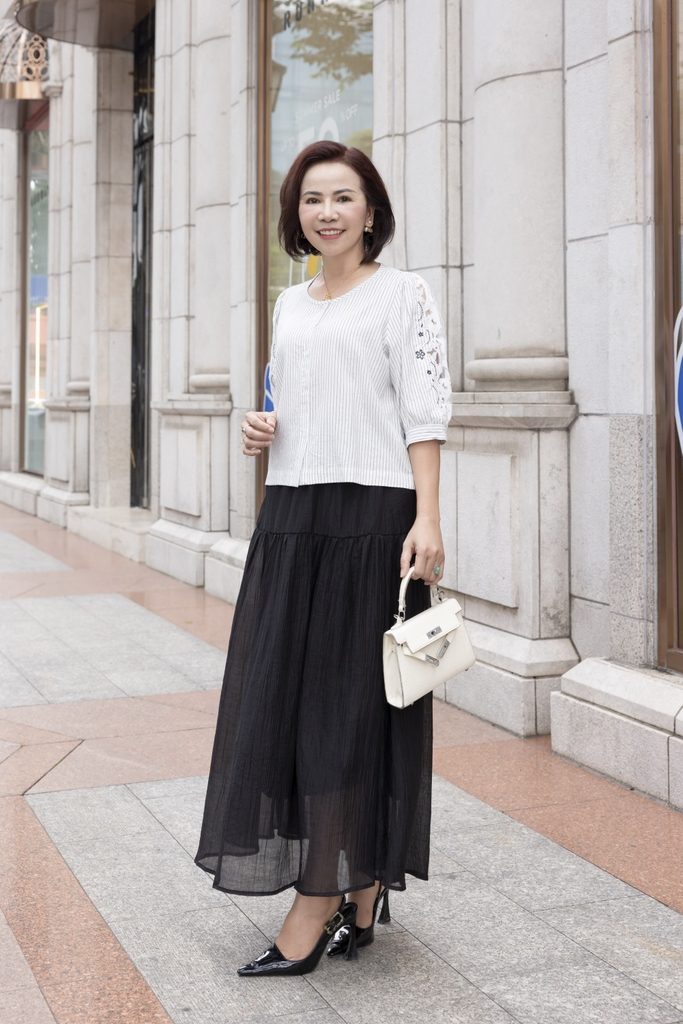 M COLLECTION | Áo Kiểu Nữ Trung Niên Tặng Mẹ, Bà Cài Nút Cotton Sọc Thêu Hoa Ren Tay Lỡ Nẹp A12674LW01