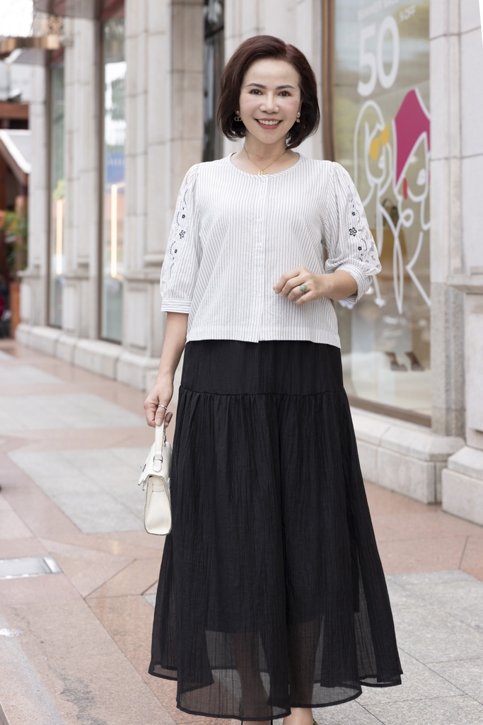 M COLLECTION | Áo Kiểu Nữ Trung Niên Tặng Mẹ, Bà Cài Nút Cotton Sọc Thêu Hoa Ren Tay Lỡ Nẹp A12674LW01