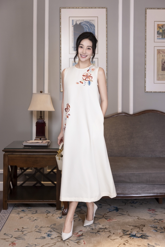 SWANLAKE | Váy Đầm Nữ Maxi Suông Sát Nách Có Túi In Hoa Hè Vải Lụa Dày Co Giãn Du Lịch Biển D12755LW01
