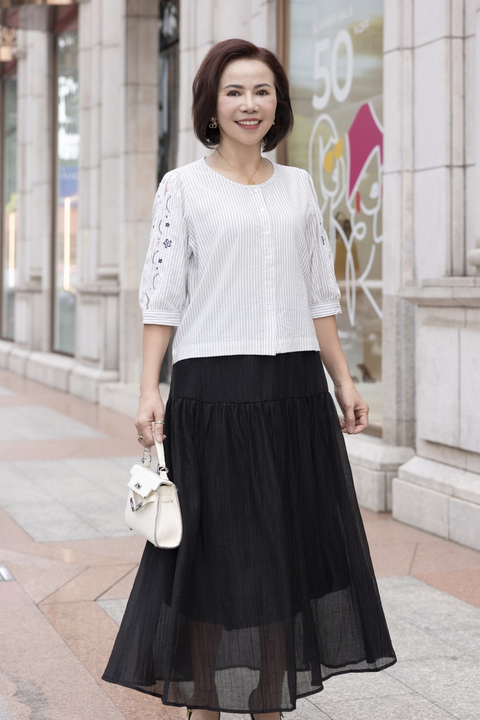 M COLLECTION | Áo Kiểu Nữ Trung Niên Tặng Mẹ, Bà Cài Nút Cotton Sọc Thêu Hoa Ren Tay Lỡ Nẹp A12674LW01