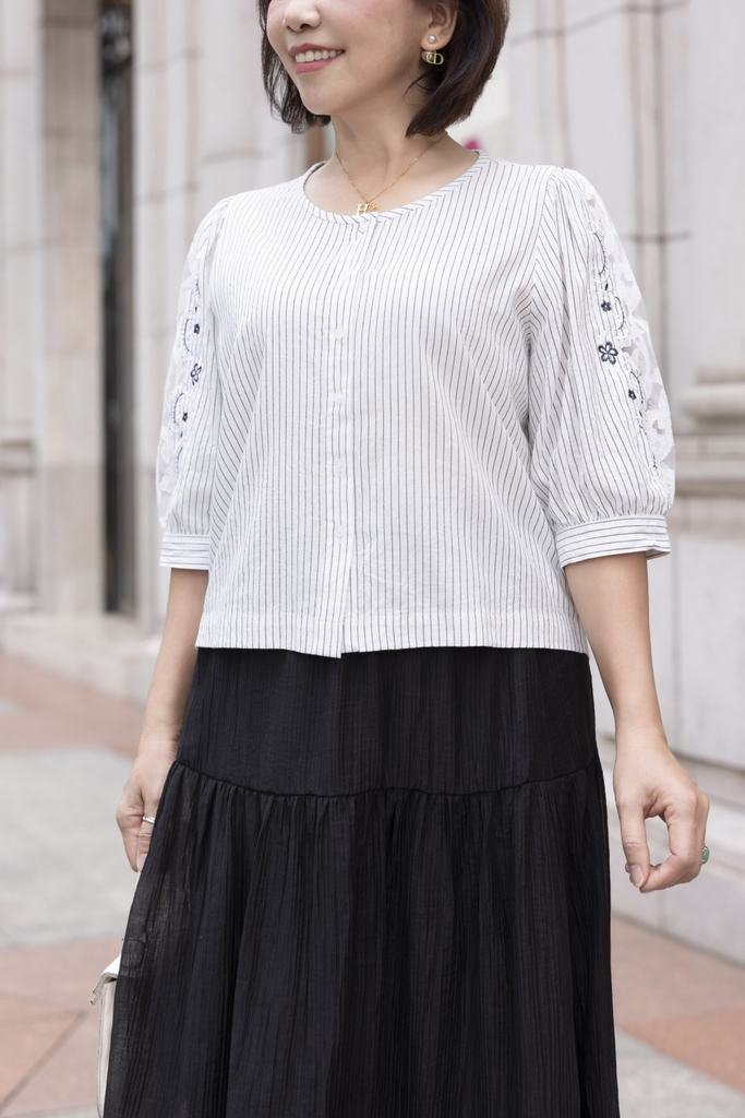 M COLLECTION | Áo Kiểu Nữ Trung Niên Tặng Mẹ, Bà Cài Nút Cotton Sọc Thêu Hoa Ren Tay Lỡ Nẹp A12674LW01