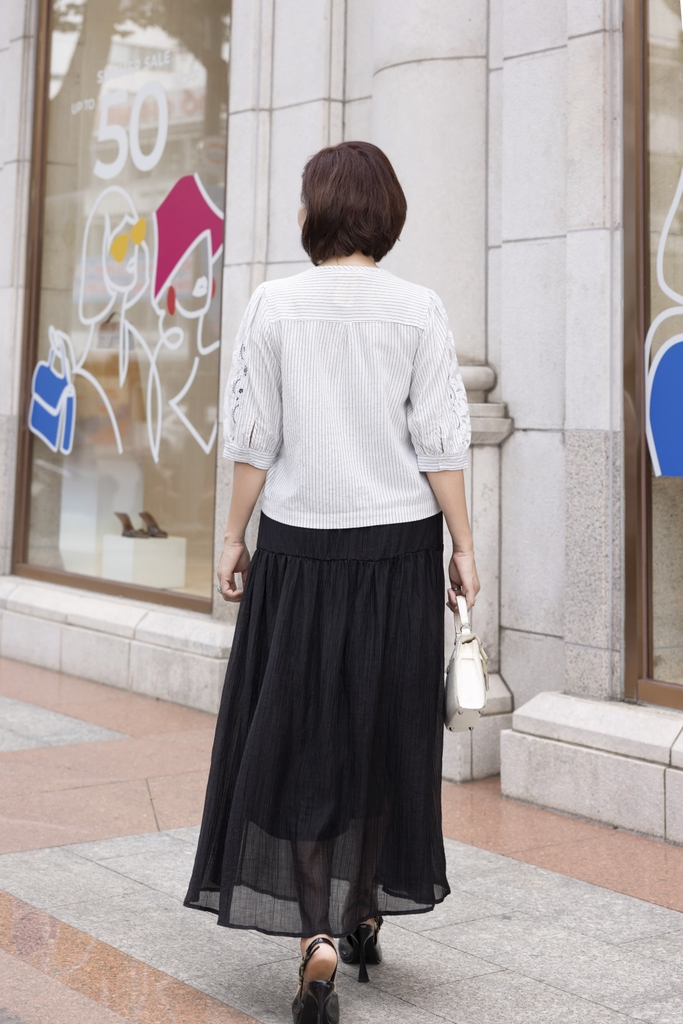 M COLLECTION | Áo Kiểu Nữ Trung Niên Tặng Mẹ, Bà Cài Nút Cotton Sọc Thêu Hoa Ren Tay Lỡ Nẹp A12674LW01