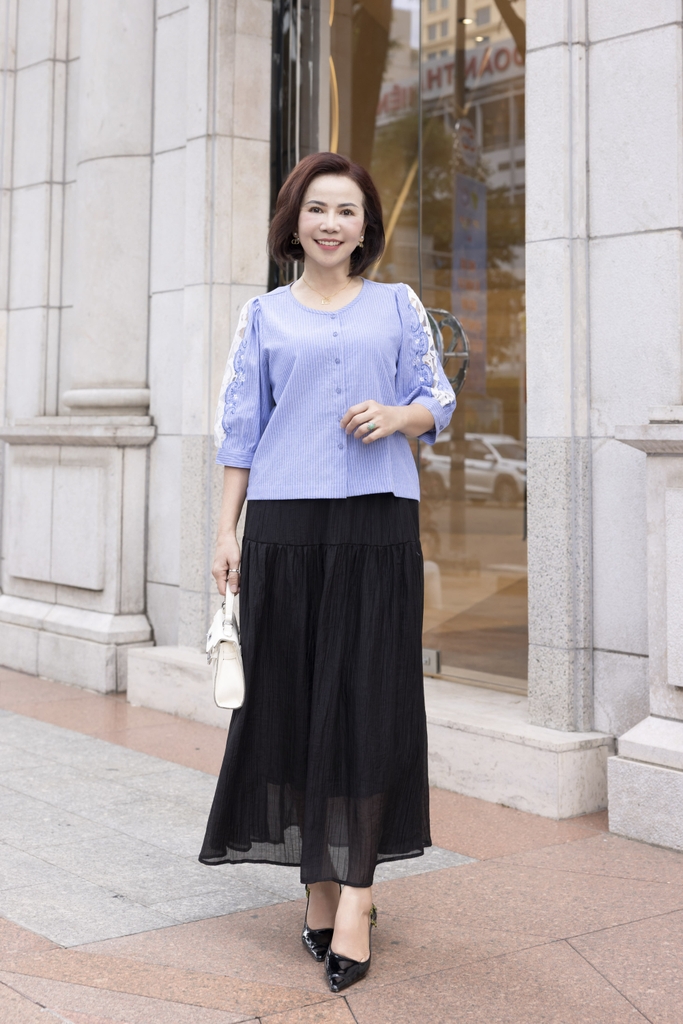 M COLLECTION | Áo Kiểu Nữ Trung Niên Tặng Mẹ, Bà Cài Nút Cotton Sọc Thêu Hoa Ren Tay Lỡ Nẹp A12674LW01