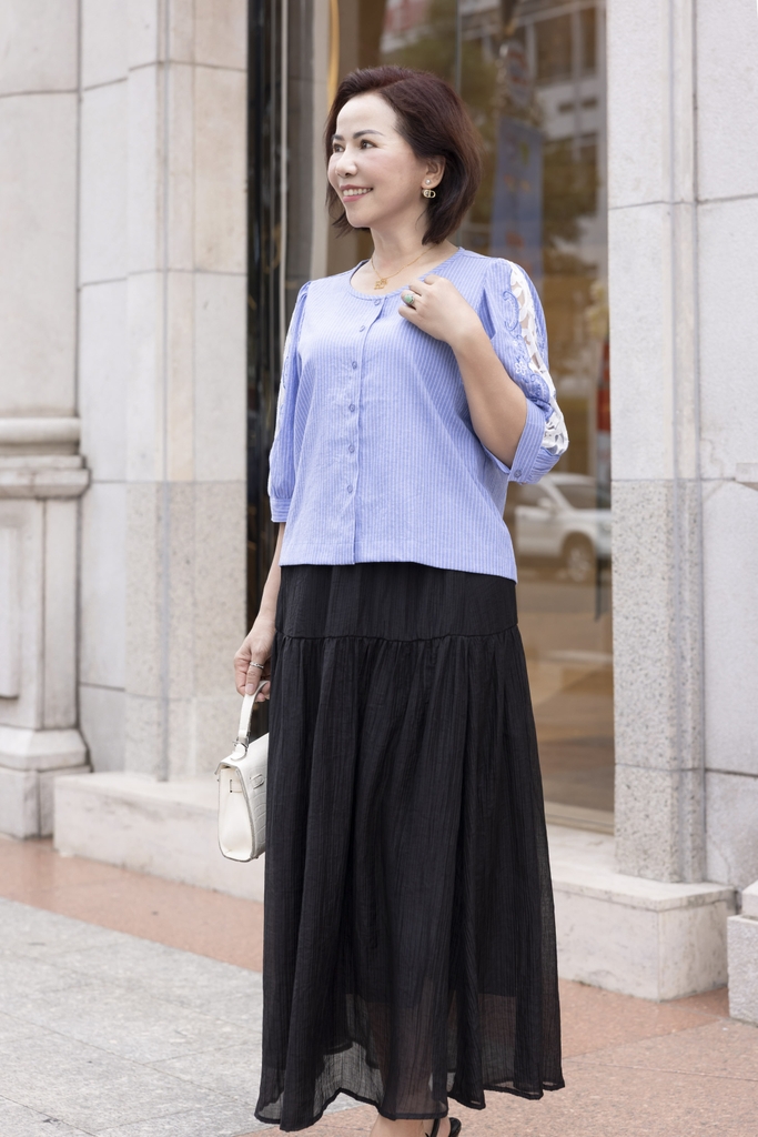 M COLLECTION | Áo Kiểu Nữ Trung Niên Tặng Mẹ, Bà Cài Nút Cotton Sọc Thêu Hoa Ren Tay Lỡ Nẹp A12674LW01