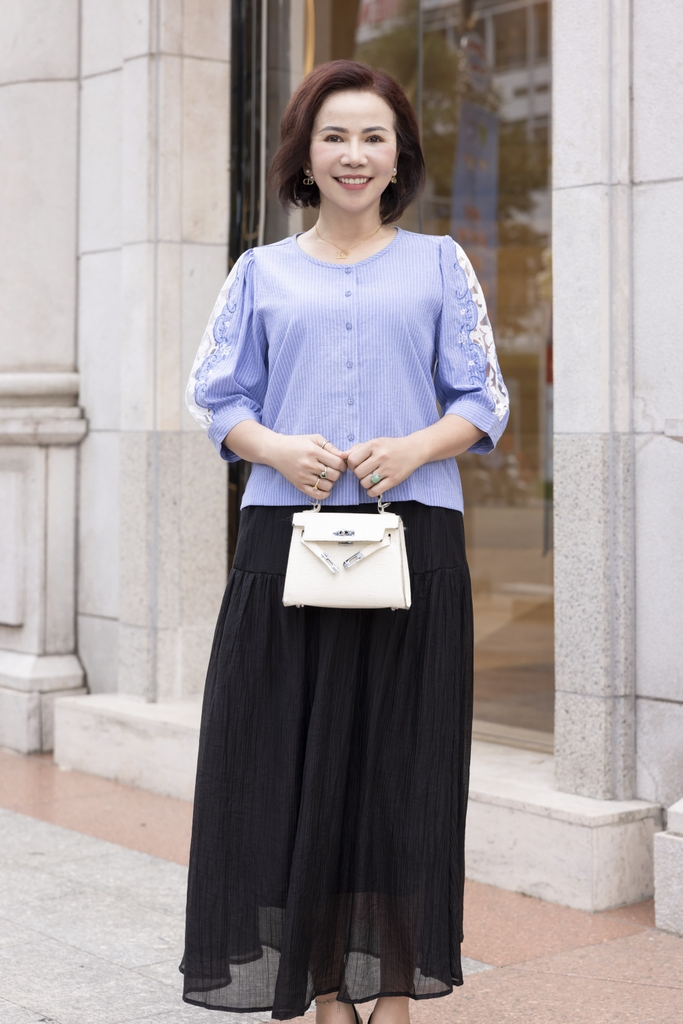 M COLLECTION | Áo Kiểu Nữ Trung Niên Tặng Mẹ, Bà Cài Nút Cotton Sọc Thêu Hoa Ren Tay Lỡ Nẹp A12674LW01