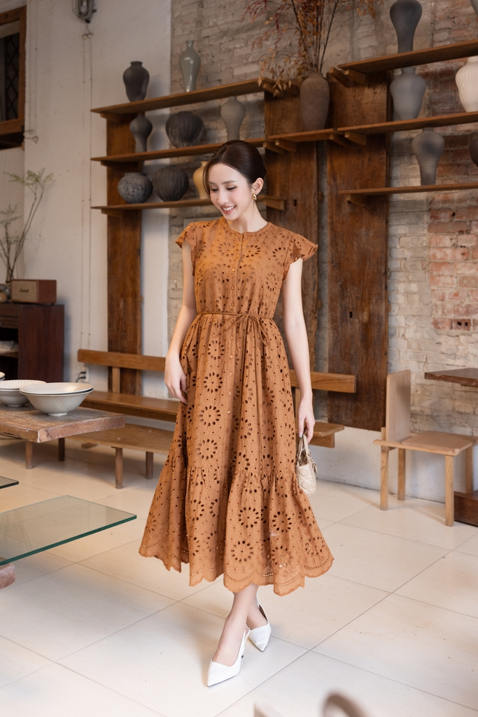 SWANLAKE | Váy Đầm Nữ Maxi Đuôi Cá Vải Cotton Thêu Đục Lỗ Cổ Trụ Cài Nút Dây Thắt Eo Công Sở D13658LW01