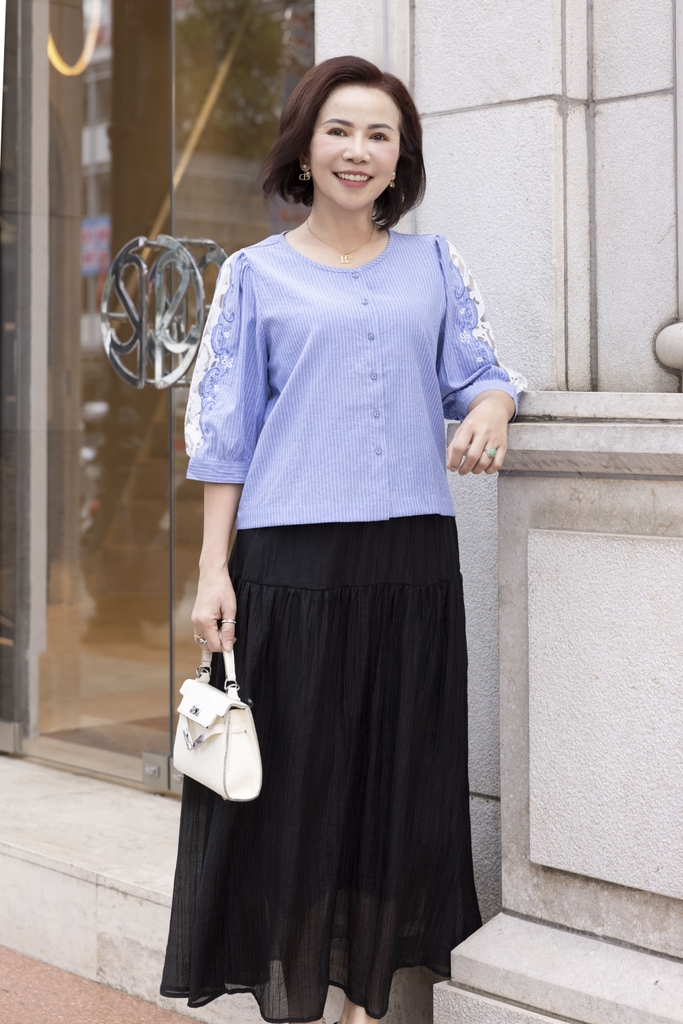 M COLLECTION | Áo Kiểu Nữ Trung Niên Tặng Mẹ, Bà Cài Nút Cotton Sọc Thêu Hoa Ren Tay Lỡ Nẹp A12674LW01