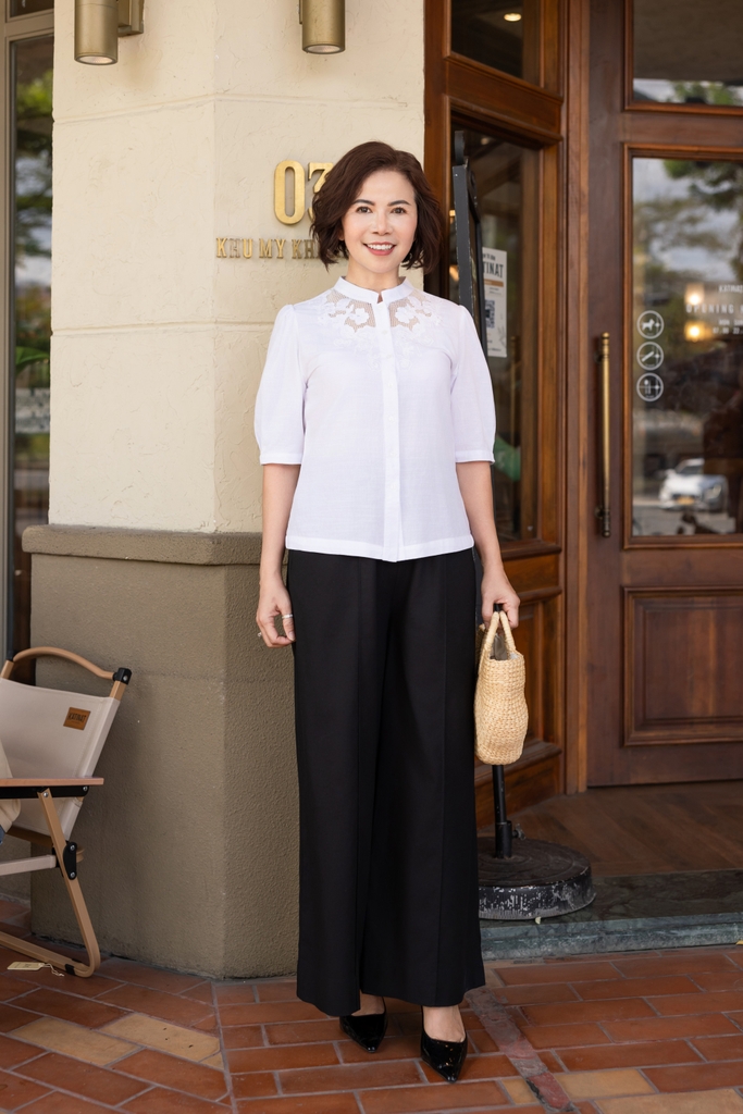 M COLLECTION | Áo Kiểu Nữ Trung Niên Tặng Mẹ Linen Thêu Hoa Phối Lưới Cài Nút Cổ Trụ Tay Bí A12382LW01