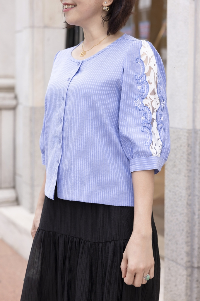 M COLLECTION | Áo Kiểu Nữ Trung Niên Tặng Mẹ, Bà Cài Nút Cotton Sọc Thêu Hoa Ren Tay Lỡ Nẹp A12674LW01