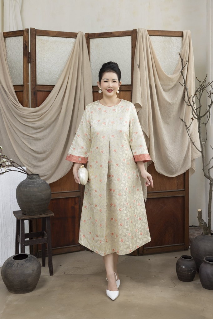 M COLLECTION | Váy Đầm Nữ Trung Niên Tặng Mẹ Cổ Tròn Vải Gấm Hoa Taffta Tay Dài Đi Tiệc D13372LW01