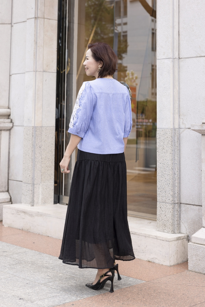 M COLLECTION | Áo Kiểu Nữ Trung Niên Tặng Mẹ, Bà Cài Nút Cotton Sọc Thêu Hoa Ren Tay Lỡ Nẹp A12674LW01