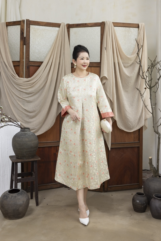 M COLLECTION | Váy Đầm Nữ Trung Niên Tặng Mẹ Cổ Tròn Vải Gấm Hoa Taffta Tay Dài Đi Tiệc D13372LW01