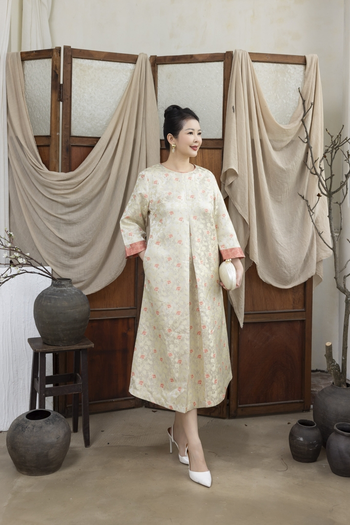 M COLLECTION | Váy Đầm Nữ Trung Niên Tặng Mẹ Cổ Tròn Vải Gấm Hoa Taffta Tay Dài Đi Tiệc D13372LW01