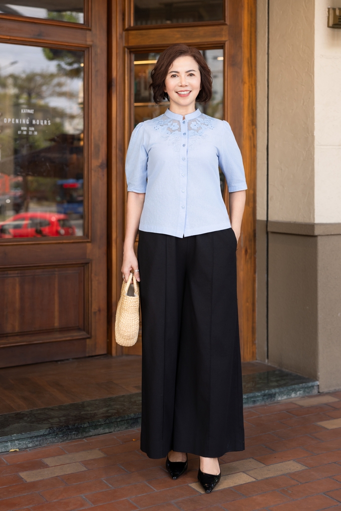 M COLLECTION | Áo Kiểu Nữ Trung Niên Tặng Mẹ Linen Thêu Hoa Phối Lưới Cài Nút Cổ Trụ Tay Bí A12382LW01