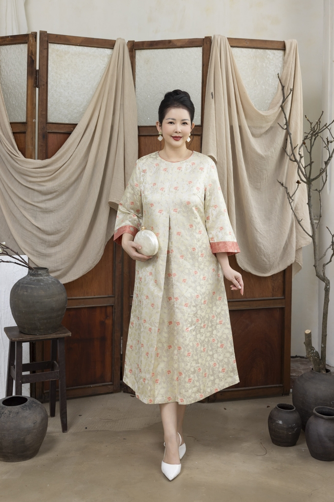 M COLLECTION | Váy Đầm Nữ Trung Niên Tặng Mẹ Cổ Tròn Vải Gấm Hoa Taffta Tay Dài Đi Tiệc D13372LW01