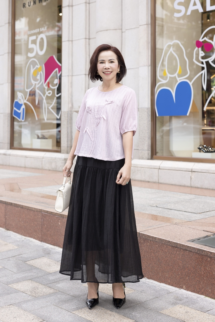 M COLLECTION | Áo Kiểu Nữ Trung Niên Tặng Mẹ, Bà Cổ Tròn Tay Bo Bí Lỡ Vải Linen Đính Hoa 3D A11984LW01