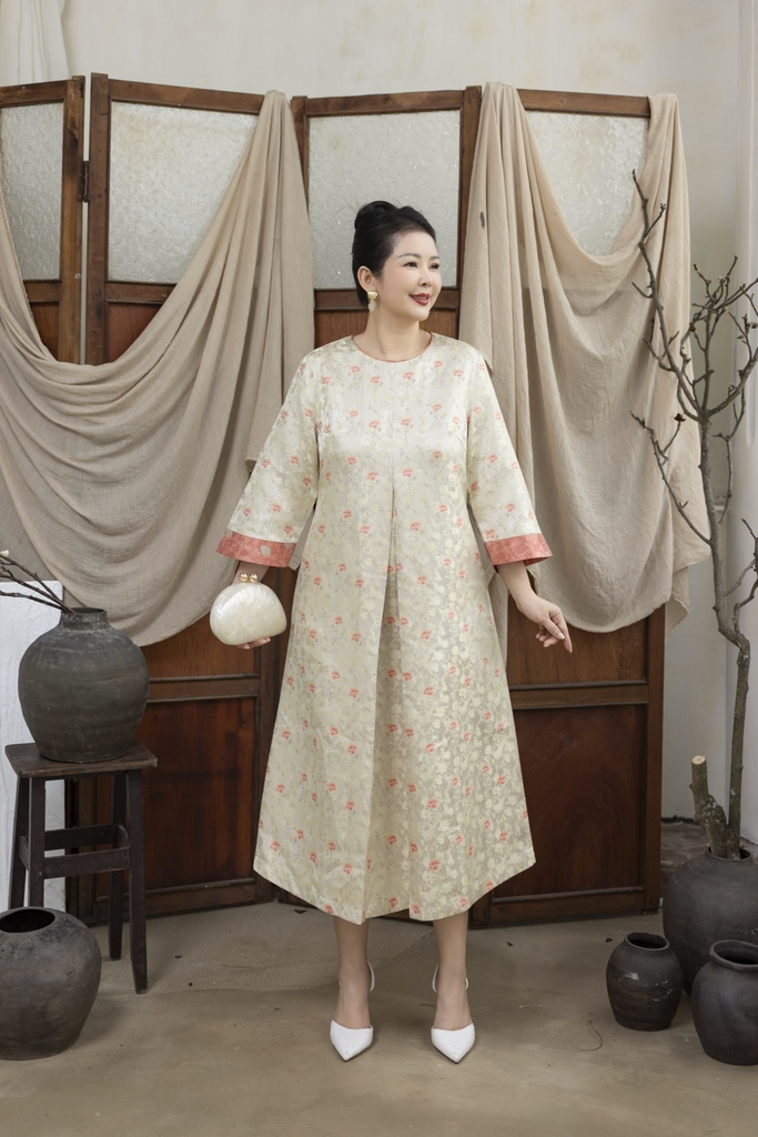 M COLLECTION | Váy Đầm Nữ Trung Niên Tặng Mẹ Cổ Tròn Vải Gấm Hoa Taffta Tay Dài Đi Tiệc D13372LW01