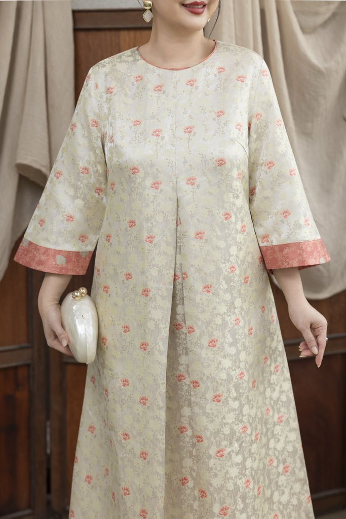 M COLLECTION | Váy Đầm Nữ Trung Niên Tặng Mẹ Cổ Tròn Vải Gấm Hoa Taffta Tay Dài Đi Tiệc D13372LW01