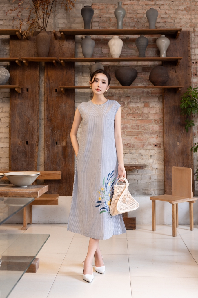 SWANLAKE | Váy Đầm Nữ Suông Sát Nách Vải Cotton Sọc Thêu Hoa Cổ Tròn Dạo Phố Du Lịch Hè D13550LW01
