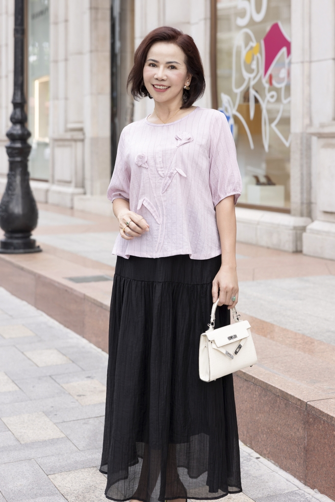 M COLLECTION | Áo Kiểu Nữ Trung Niên Tặng Mẹ, Bà Cổ Tròn Tay Bo Bí Lỡ Vải Linen Đính Hoa 3D A11984LW01