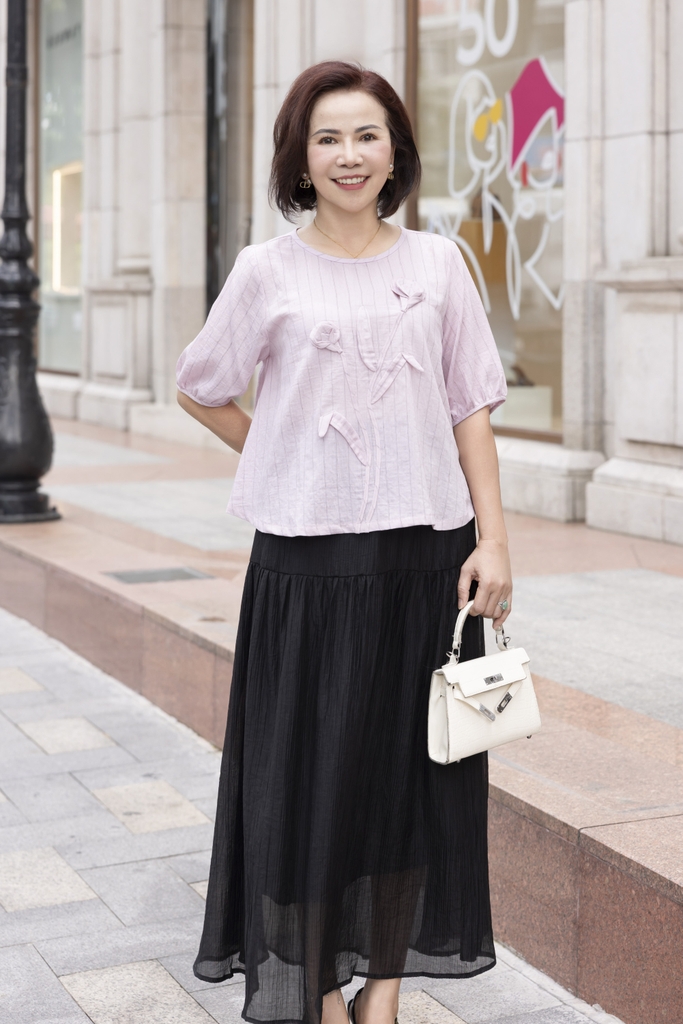 M COLLECTION | Áo Kiểu Nữ Trung Niên Tặng Mẹ, Bà Cổ Tròn Tay Bo Bí Lỡ Vải Linen Đính Hoa 3D A11984LW01
